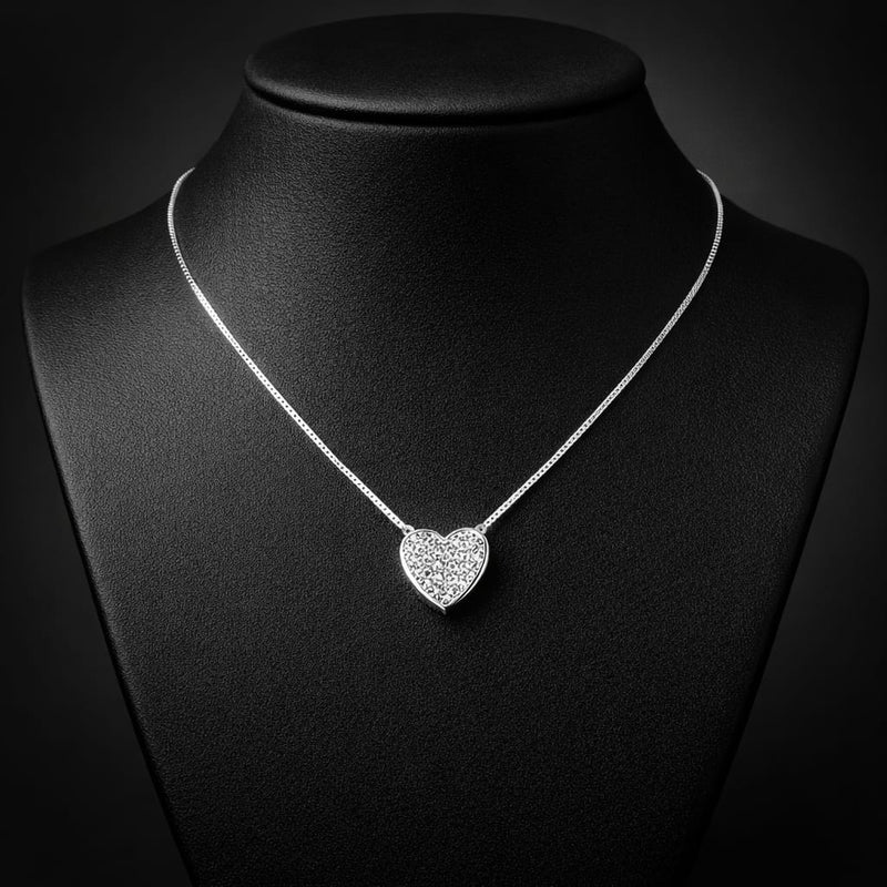 Colar Coração Cravejado Banhado a Ouro Branco – Elegância Intensa