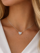 Colar Coração Cravejado Banhado a Ouro Branco – Elegância Intensa